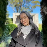 Lihat cantiknya Nadya Hutagalung dibalut outfit musim dingin bernuansa abu-abu. Rambutnya yang telah memutih dibiarkan tergerai, dibelah pinggir. [Foto: Instagram/nadyahutagalung]