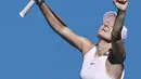 Petenis Rumania, Simona Halep berselebrasi setelah mengalahkan Anett Kontaveit dari Estonia pada perempat final  kejuaraan tenis Australia Terbuka di Melbourne (29/1/2020). Simona Halep menang 6-1, 6-1 atas Anett Kontaveit dan lolos ke babak semifinal Australia Terbuka. (AP Photo/Dita Alangkara)