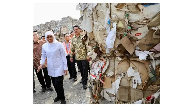 Menilik Gunungan Sampah Kertas Bekas Impor dari Mojokerto