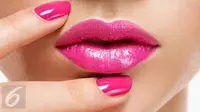 Lakukan scrub bibir untuk mengembalikan warna alami bibir pink natural. (Foto: iStockphoto)