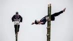 Anggota Asosiasi Pelestarian Pemadam Kebakaran Edo melakukan teknik pemadam kebakaran tradisional Jepang saat latihan pemadam kebakaran Tahun Baru di Tokyo, Jepang, 6 Januari 2022. (Behrouz MEHRI/AFP)