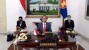 Presiden Joko Widodo (tengah) didampingi Menteri Kesehatan Terawan Agus Putranto (kanan) dan Menteri Luar Negeri Retno Marsudi (kiri) saat KTT ASEAN Khusus Tentang COVID-19 secara virtual dari Istana Kepresidenan Bogor, Jawa Barat, Selasa (14/4/2020). (Foto: Lukas - Biro Pers Sekretariat Presiden)