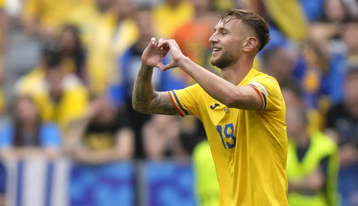 Selebrasi striker Timnas Rumania, Denis Dragus setelah mencetak gol ketiga timnya ke gawang Ukraina pada laga Grup E Euro 2024 di Allianz Arena, Munchen, Jerman, Senin (17/6/2024). (AP Photo/Matthias Schrader)