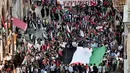 Para pengunjuk rasa membawa bendera Turki dan membentangkan bendera Palestina saat menggelar aksi menolak perpindahan kedutaan AS dari Tel Aviv ke Yerusalem di Istikilal di Istanbul, Turki (14/5). (AFP/Ozan Kose)