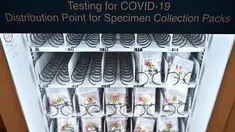 Alat test kit COVID-19 ditampilkan pada mesin penjual otomatis (vending machine) di stasiun kereta bawah tanah MTR di Hong Kong pada Senin (7/12/2020). Hong Kong menyediakan vending machine yang mengeluarkan alat uji COVID-19 di 10 stasiun kereta bawah tanah. (Anthony WALLACE / AFP)