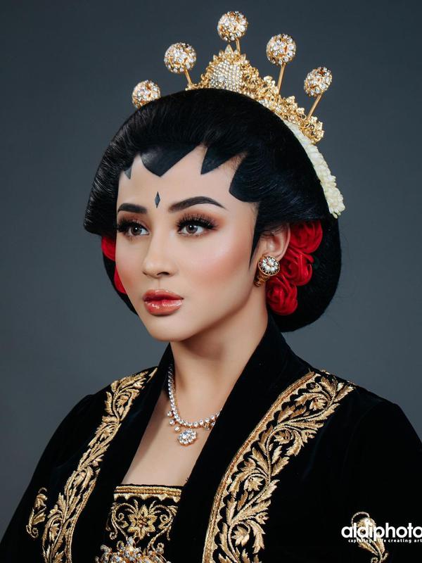 Ali Syakieb dan Margin Wieheerm dalam Busana Adat Jawa (Sumber: Instagram/aldiphoto)