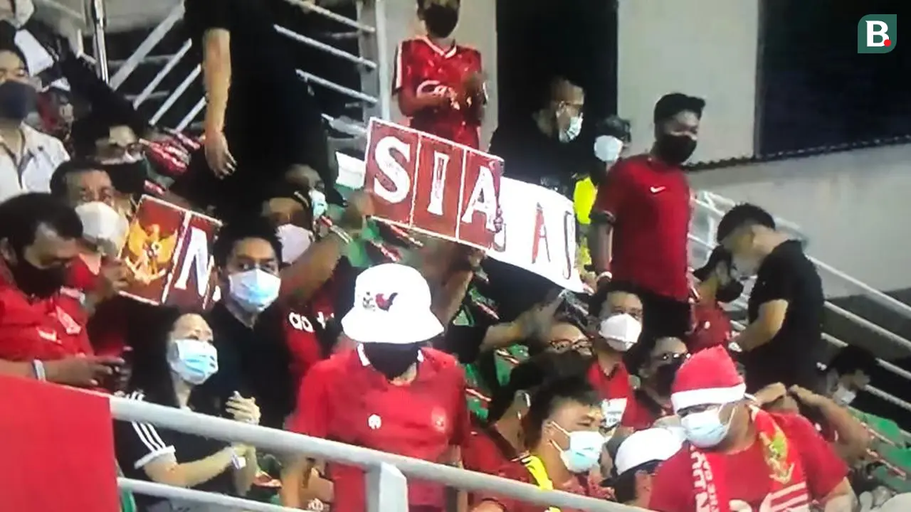 Suporter Timnas Indonesia saat menyaksikan duel melawan Kamboja pada laga perdana penyisihan Grup B Piala AFF 2020 di Stadion Bisham, Singapura. (Bola.com/Ario Yosia)