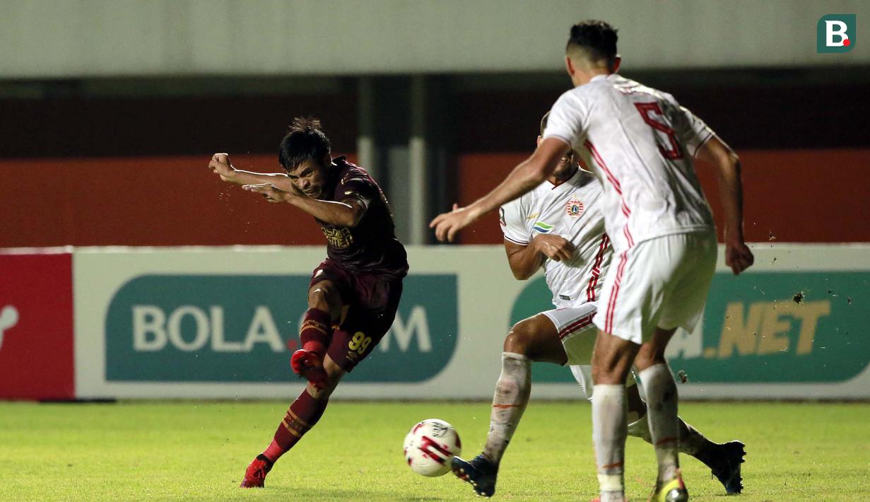 Gelandang PSM Makassar, Saldi (kiri) menendang bola yang coba dihadang bek Persija Jakarta, Yann Motta Pinto (tengah) dalam laga leg pertama semifinal Piala Menpora 2021 di Stadion Maguwoharjo, Sleman, Kamis (15/4/2021). Kedua tim bermain imbang 0-0. (Bola.com/Ikhwan Yanuar)