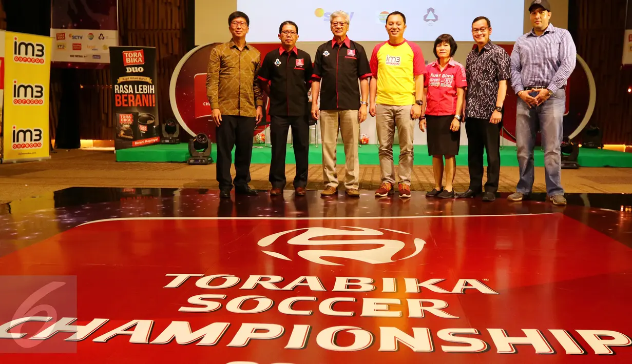 CEO EMTEK Group Sutanto Hartono, didampingi, Joko Driyono, Gusnawan, Benny Hutagalung, Linawati Sutedja, Luhur Budijarso dan Binder Singh foto bersama, Jakarta, Rabu (31/8). (Liputan6.com/Fery Pradolo)
