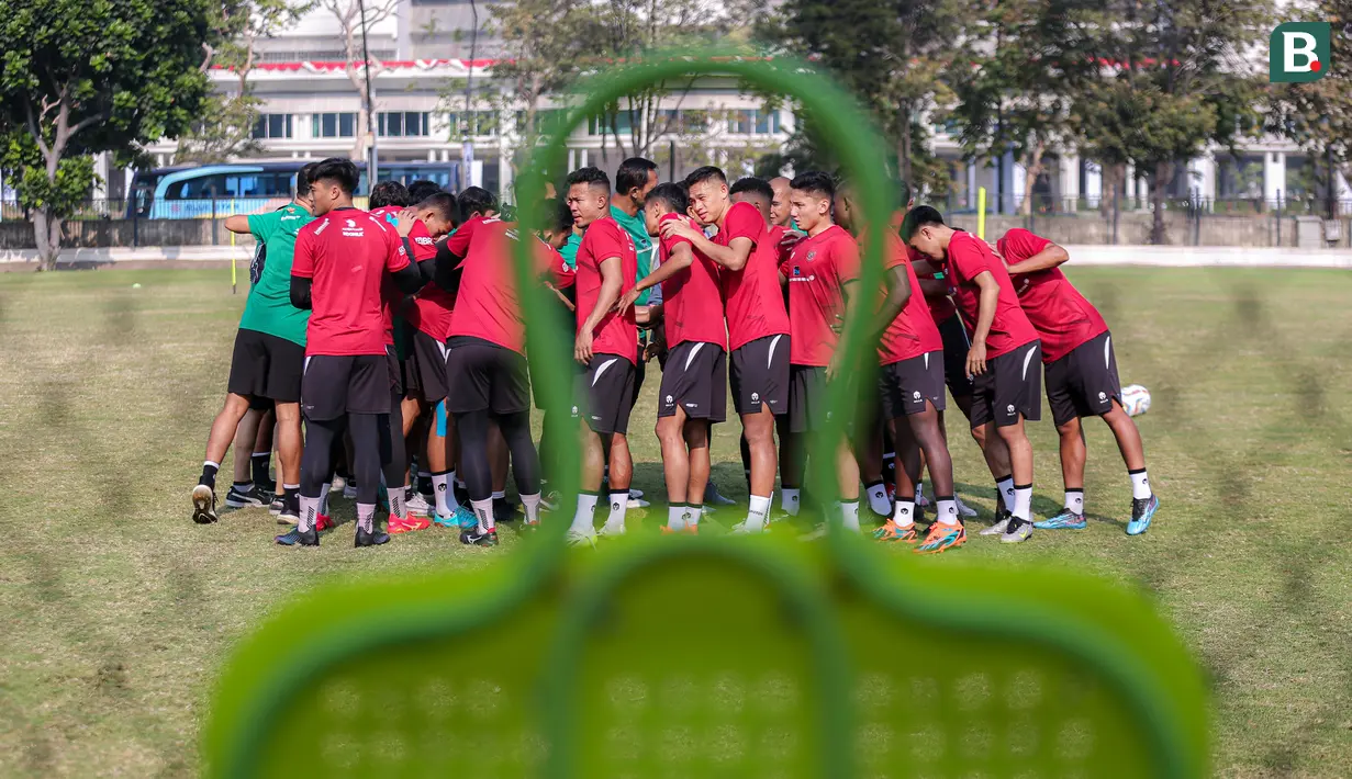 <p>Pemain dan pelatih Timnas Indonesia U-24 berkumpul sebelum berlatih menjelang Asian Games 2022 Hangzhou yang berlangsung di Lapangan A, Kompleks Stadion Utama Gelora Bung Karno (SUGBK), Senayan, Jakarta, Jumat (15/09/2023). (Bola.com/Bagaskara Lazuardi)</p>