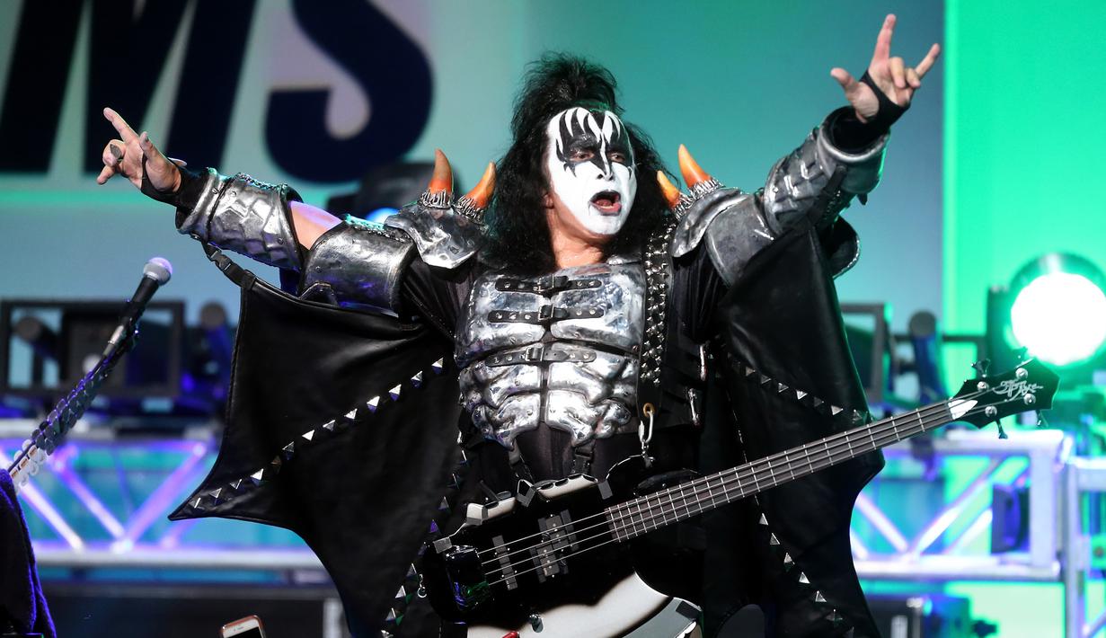 Vokalis KISS, Gene Simmons saat menghibur penonton selama 23rd Annual Race to Erase MS Gala di The Beverly Hilton Hotel, California, USA (15/4). Sejumlah selebritis hadir dalam acara amal tersebut. (AFP PHOTO/Frederick M. Brown)