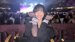 Idol K-pop asal Thailand itu juga pamerkan potretnya saat berada di venue konser. Lisa juga memamerkan gelang persahabatan dengan fans di konser Taylor Swift. Dengan pergelangan tangan yang penuh gelang, Lisa pun tersenyum dengan pose wink ke arah kamera. (Liputan6.com/IG/@lalalalisa_m)