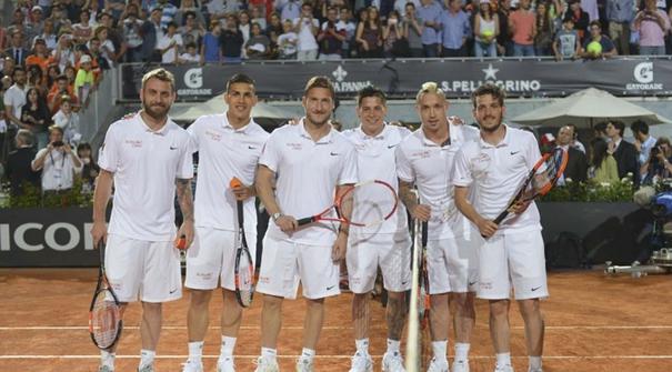 Daniele De Rossi, Leandro Paredes, Francesco Totti, Juan Manuel Iturbe, Radja Nainggolan, dan Alessandro Florenzi bermain tenis dalam acara amal "Tennis With Stars". (www.asroma.it) 