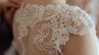 Ilustrasi gaun pengantin. (dok. unsplash.com/@thomasae)