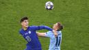 Penyerang Chelsea, Kai Havertz, duel udara dengan pemain pemain Manchester City, Oleksandr Zinchenko, pada laga final Liga Champions di Stadion Dragao, Minggu (30/5/2021). Chelsea sementara unggul 1-0 di babak pertama. (Michael Steele/Pool via AP)