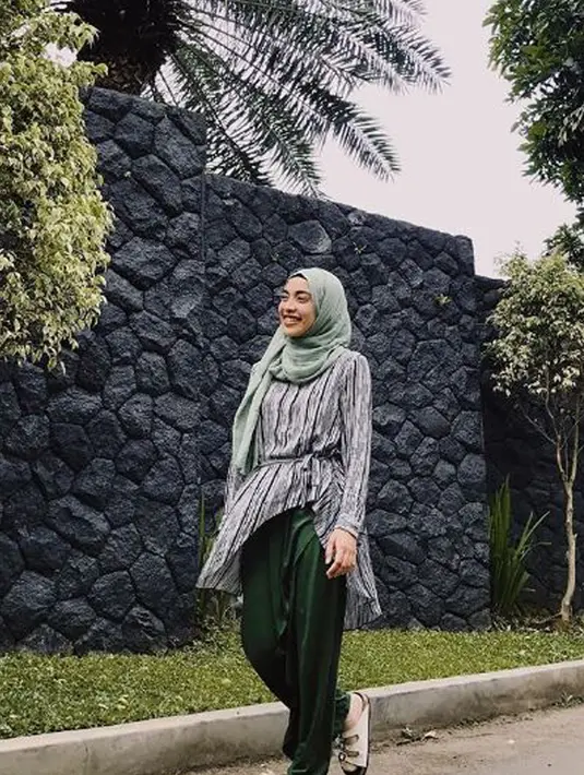 Keputusan Tika Bravani mengenakan hijab ini disambut gembira oleh netizen. Mereka tak hentinya mendoakan agar aktris 28 tahun itu istikamah dengan pilihannya. (instagram.com/tikabravani)