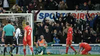Bek Liverpool, Martin Skrtel (tertunduk), mencetak gol bunuh diri melawan Newcastle United pada laga Premier League di St James Park, Newcastle, Minggu (6/12/2015) dini hari WIB. (AFP/Oli Scarff)