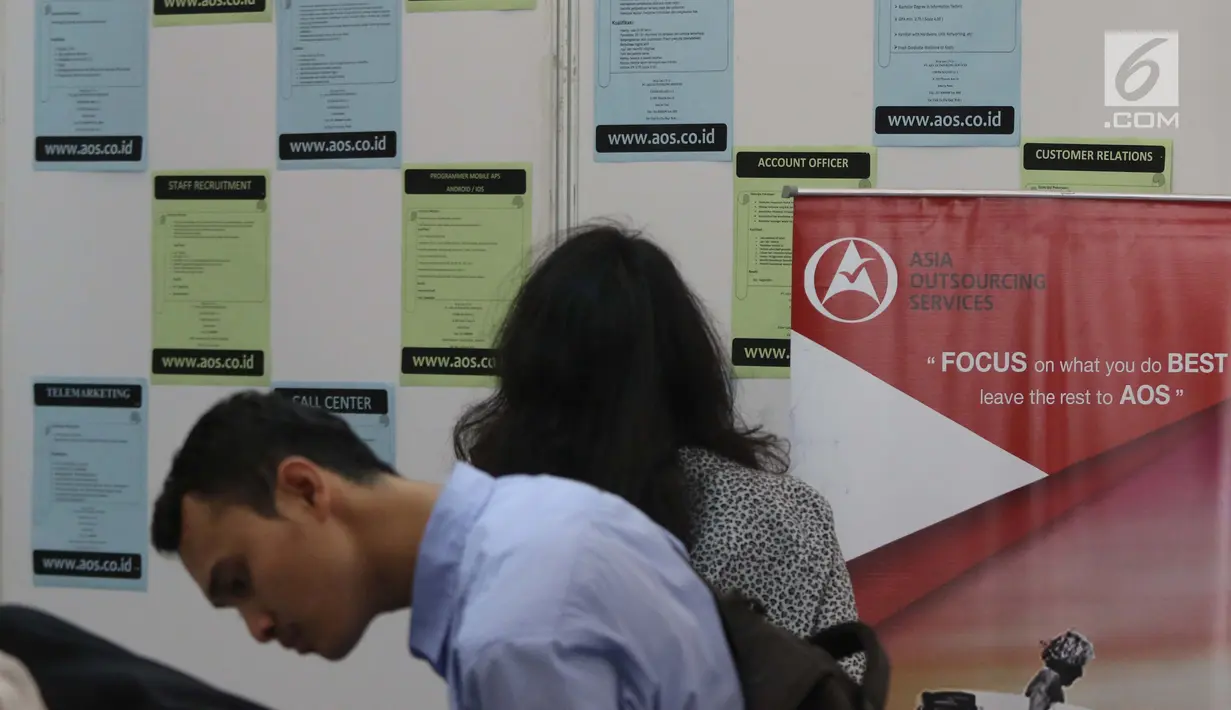 Pencari kerja melihat  jenis lowongan kerja saat gelaran Job For Career Festival 2019 di Stadion GBK, Jakarta, Selasa (5/3). Tingginya angka pengangguran di Indonesia membuat acara bertema bursa kerja terus diminati. (Liputan6.com/Helmi Fithriansyah)