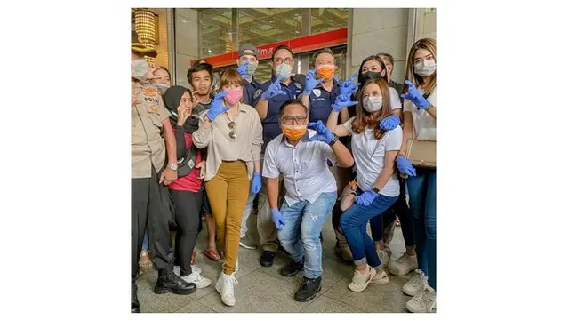 Virus Corona Meluas, Ini 7 Potret Seleb Bagi-Bagi Masker dan Hand Sanitizer