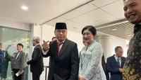 Menkominfo Budi Arie Setiadi yang memberikan love sign menjelang pelaksanaan serah terima jabatan Menkominfo. (Liputan6.com/Agustin Setyo Wardani).