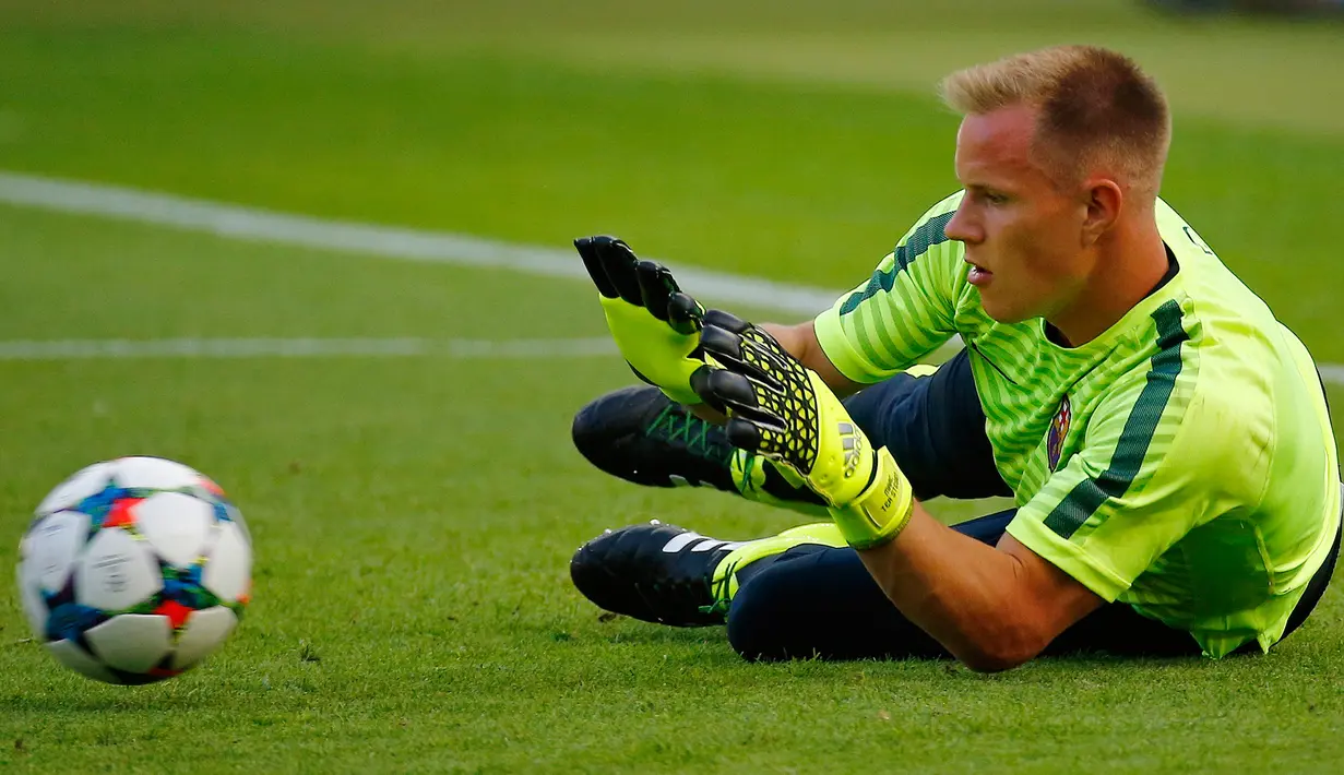 Kiper Barcelona, Marc Andre ter Stegen berusaha menangkap bola saat melakukan sesi latihan di Olympiastadion Berlin, Jerman (5/6/2015). Barcelona akan menghadapi Juventus di Final Liga Champions. (Reuters/Kai Pfaffenbach)