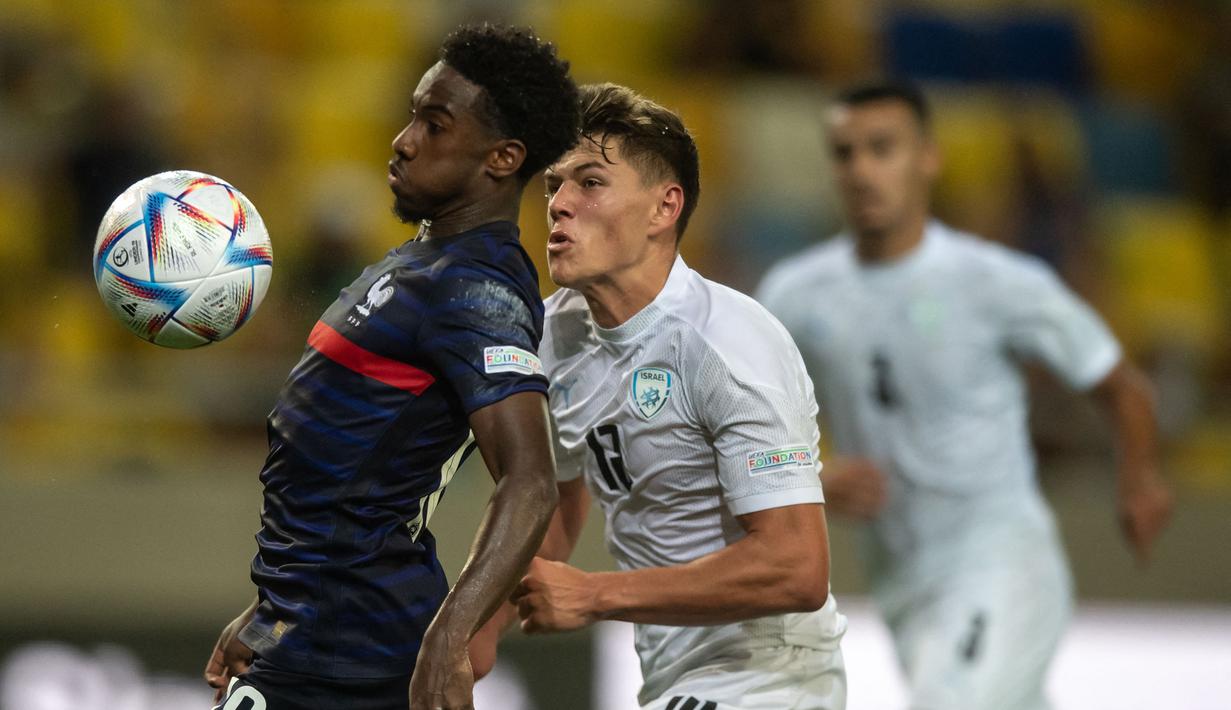 Striker Prancis, Jordan Semedo Varela (kiri) menguasai bola dibayangi bek Israel, Ilay Feingold pada laga semifinal Piala Eropa U-19 di DAC Arena, Dunajska Streda, Slovakia (28/6/2022). Prancis lolos ke Piala Dunia U-20 2023 dengan status peringkat ketiga bersama pada Piala Eropa U-19 setelah kalah 1-2 dari Israel pada babak semifinal. Dari total 7 kali tampil di ajang Piala Dunia U-20, prestasi terbaik Prancis adalah menjadi juara pada edisi 2013 di Turki. (AFP/Vladimir Simicek)