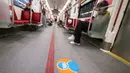 Seorang penumpang yang mengenakan masker duduk di dalam kereta bawah tanah di Toronto, Kanada, pada 2 Juli 2020. Toronto Transit Commission (TTC) mewajibkan para pengguna layanan kereta bawah tanah memakai masker atau penutup wajah mulai Kamis (2/7) karena pandemi COVID-19. (Xinhua/Zou Zheng)