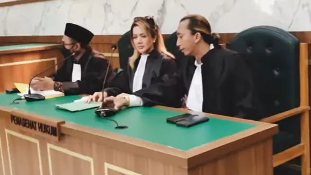 6 Gaya Barbie Kumalasari saat Jadi Pengacara, Tampil Beda