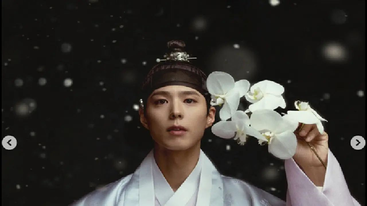 Deretan Foto Park Bo Gum Ber-hanbok Jelang Chuseok untuk Kampanye Global