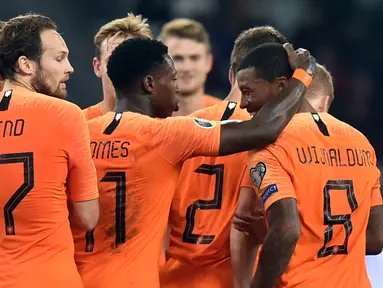 Para pemain Belanda merayakan gol yang dicetak Georginio Wijnaldum ke gawang Belarusia pada laga Kualifikasi Piala Eropa 2020 di Minsk, Minggu (13/10). Belarusia kalah 1-2 dari Belanda. (AFP/Sergei Gapon)