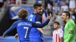Pemain Prancis, Olivier Giroud dan Antoine Grieezmann  melakukan selebrasi usai  menang atas Paraguay pada laga uji coba di Stadion Roazhon Park, Rennes (02/06/17). Prancis menang 5-0. (EPA/Julien De Rosa)
