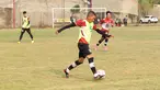 Pemain FC Bekasi City, Ismed Sofyan, menggiring bola saat mengikuti sesi latihan di Lapangan Harin, Tengerang Selatan, Rabu (7/9/2023). Legenda Persija Jakarta ini tampak masih serius dan semangat mengikuti sesi latihan meski usianya telah menginjak 44 tahun. (Bola.com/M Iqbal Ichsan)