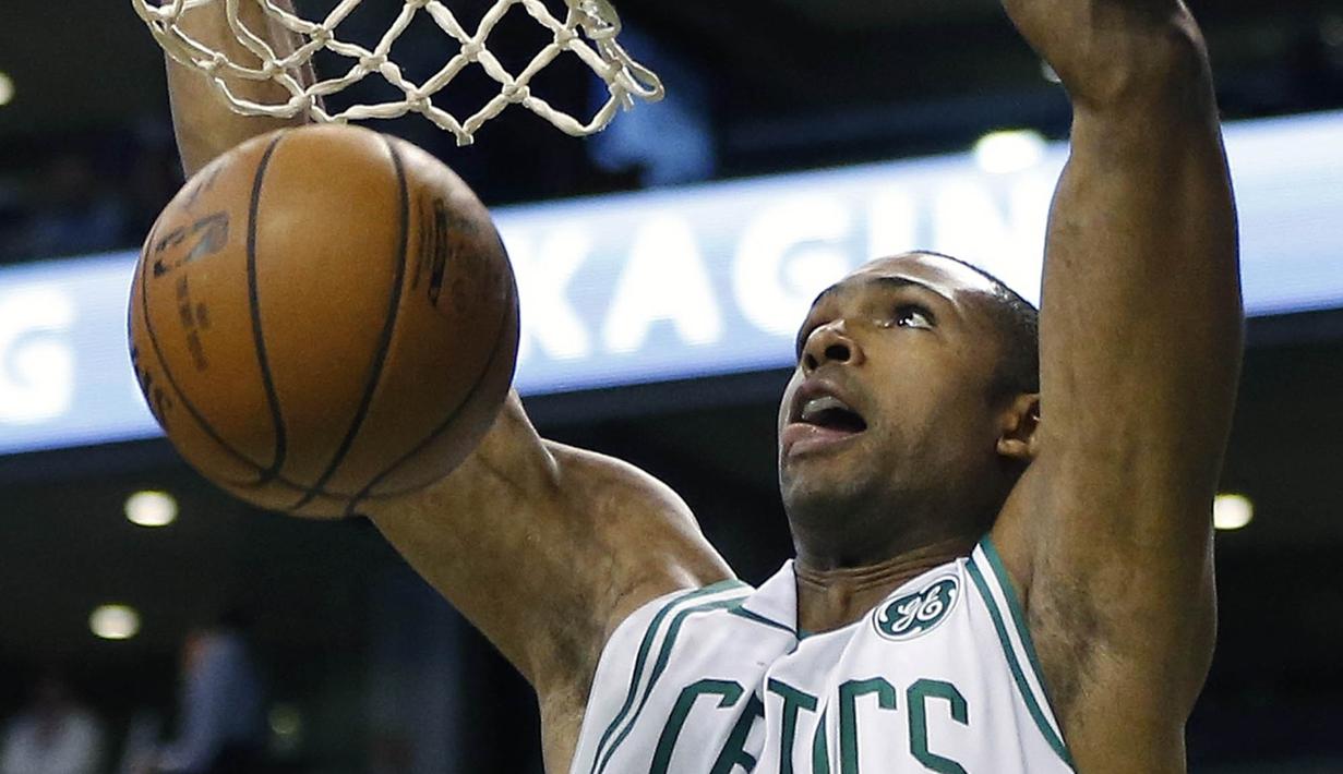 Pebasket Boston Celtics, Al Horford, melakukan dunk saat melawan San Antonio Spurs pada laga NBA di TD Garden, Boston, Senin (30/10/2017). Celtics menang 108-94 atas Spurs. (AP/Michael Dwyer)