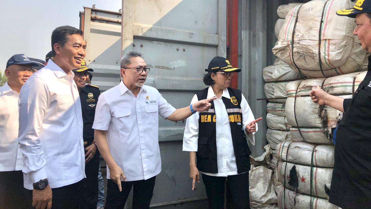 Menteri Perdagangan (Mendag) Zulkifli Hasan, Menteri Keuangan Sri Mulyani Indrawati dan Menteri Koordinator Bidang Perekonomian Airlangga Hartarto meninjau puluhan kontainer berisi barang impor ilegal, di Cikarang Dry Port, Bekasi, Jawa Barat.