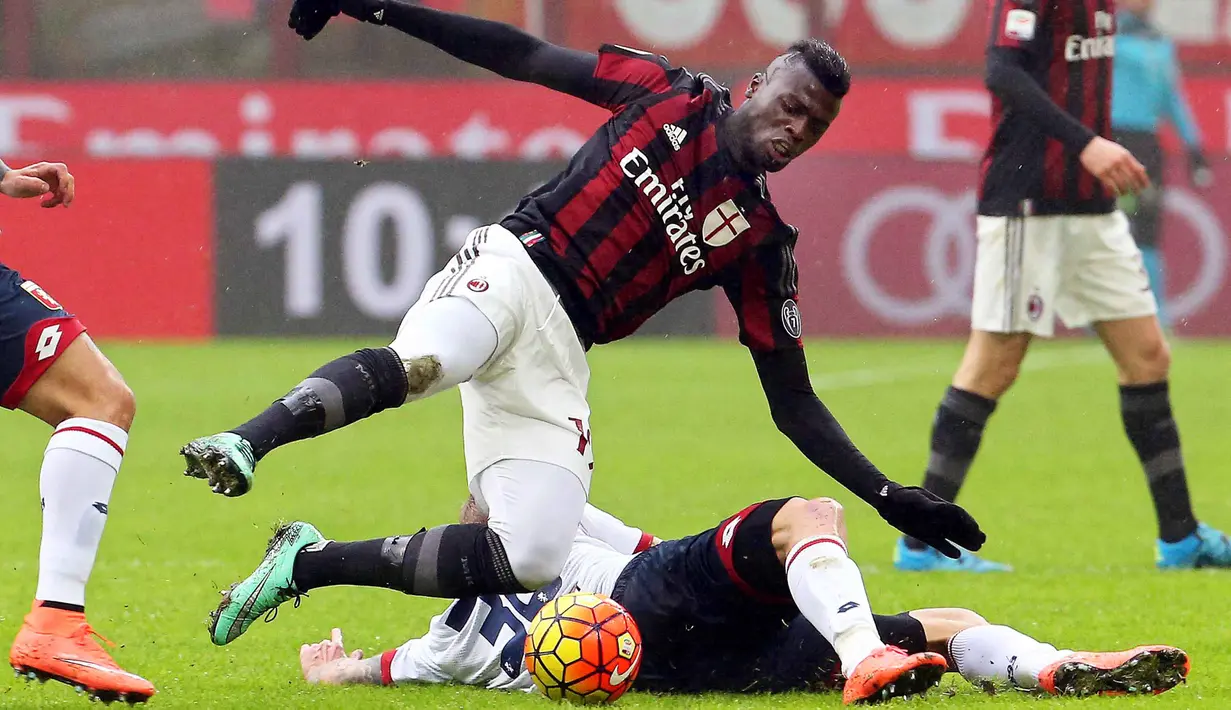 Penyerang AC Milan  M'Baye Niang berebut bola dengan pemain CFC Genoa pada lanjutan Liga Italia Serie A pekan ke-25 di Stadion  San Siro, Milan, Minggu (14/2/2016) WIB.  (EPA/Matteo Bazzi)