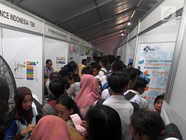Sejumlah calon pelamar kerja mencari informasi di salah satu stand "Job Fair Tangsel 2018" di BSD, Kamis  (19/7). Job Fair ini diselengarakan Dinas Ketenagakerjaan (Disnaker) pemerintah kota Tangerang Selatan (Tangsel). (Merdeka.com/Arie Basuki)
