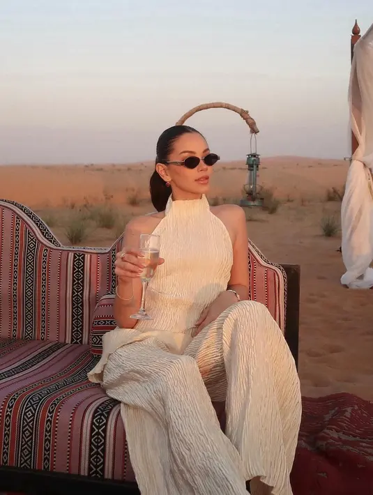 Saat di Dubai Desert, Alyssa kenakan pleated homewear set yang nyaman. Atasan halterneck dengan loose pants [@alyssadaguise]
