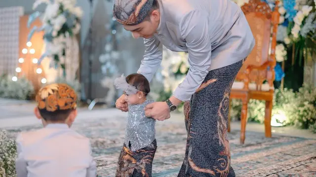 8 Potret Gaya Kompak Ria Ricis-Teuku Ryan Gelar Tedhak Siten Moana dalam Balutan Busana Adat Jawa