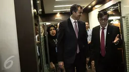 Menkumham Yasonna Laoly ketika menerima kedatangan Menteri Kehakiman Australia, Michael Keenan berbincang di Kemenkumham, Jakarta, Selasa (9/8). Keduanya menteri hukum itu membahas terkait isu terorisme global. (Liputan6.com/Faizal Fanani)