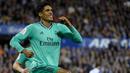 Bek Real Madrid, Raphael Varane  berselebrasi usai mencetak gol ke gawang Real Zaragoza pada pertandingan Copa del Rey (Piala Raja) di stadion La Romareda di Zaragoza (29/1/2020). Real Madrid melaju mantap ke perempatfinal Copa del Rey setelah mengalahkan Zaragoza 4-0. (AFP Photo/Jose Jordan)