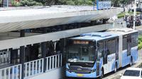 Bus Transjakarta berhenti di Halte Gelora Bung Karno (GBK), Jakarta, Kamis (18/8/2022). PT Transportasi Jakarta (TransJakarta) kembali mengoperasikan Halte Gelora Bung Karno (GBK) setelah rampung direvitalisasi. Halte GBK efektif melayani pelanggan bertepatan di HUT Ke-77 RI pada Rabu, 17 Agustus 2022 kemarin. (Liputan6.com/Herman Zakharia)