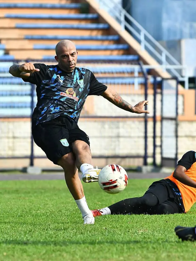 5 Potret Ivan Carlos Saat Latihan Bersama Tim, Striker Persela Lamongan