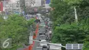 Sejumlah kendaraan bermotor tampak merayap memasuki Jalan Malioboro, Yogyakarta, Sabtu (9/7). Libur lebaran, Jalan malioboro di dominasi wisatawan dari luar kota. (Liputan6.com/Boy Harjanto)