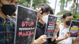 Massa dari Koalisi Rakyat Menolak Penggusuran (KRMP) berunjuk rasa di depan Balai Kota DKI Jakarta, Kamis (10/2/2022). Selain berunjuk rasa, mereka juga akan menyerahkan surat tuntutan untuk mencabut Pergub DKI Jakarta 207 tahun 2016 yang meligitimasi penggusuran paksa (Liputan6.com/Herman Zakharia