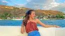 Momen liburan Beby Tsabina dan keluarga memilih untuk berlibur ke Labuan Bajo. Liburan ke Labuan Bajo pun sangat identik dengan liburan menikmati pantai dan berfoto dengan hewan komodo. (Liputan6.com/IG/@bebytsabina)