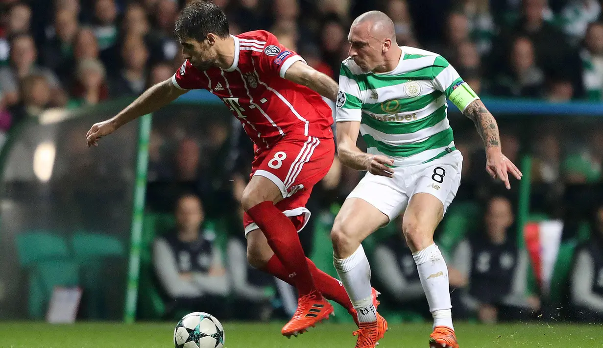 Gelandang Bayern Munchen, Javi Martinez berusaha membawa bola dari kawalan pemain Celtic, Scott Brown saat bertanding pada grup B Liga Champions di Celtic Park di Glasgow (31/10). Munchen menang atas Celtic 2-1. (Andrew Milligan / PA via AP)