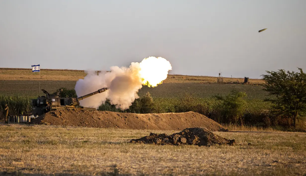 Unit artileri Israel menembakkan peluru ke arah sasaran di Jalur Gaza di perbatasan Gaza-Israel, Rabu (19/5/2021). Jumlah penduduk Jalur Gaza yang tewas akibat serangan Israel sampai saat ini mencapai 228 orang. (AP Photo/Tsafrir Abayov)