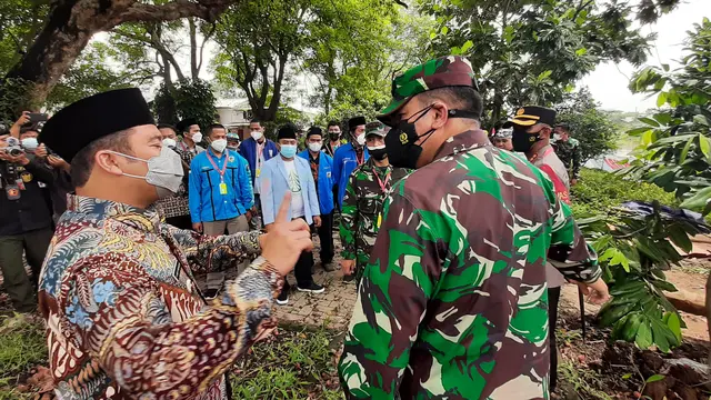 Merah Putih Berkibar di Sungai Cisadane Peringati Hari Sumpah Pemuda