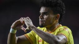 Kemenangan Liverpool 3-1 di kandang Benfica pada laga leg pertama perempat final Liga Champions 2021/2022, Rabu (06/04/2022) dini hari WIB tak lepas dari peran Luis Diaz. Rekrutan anyar The Reds pada bursa transfer Januari itu mampu menyumbang satu gol dan satu asis. (AFP/Patricia De Melo Moreira)