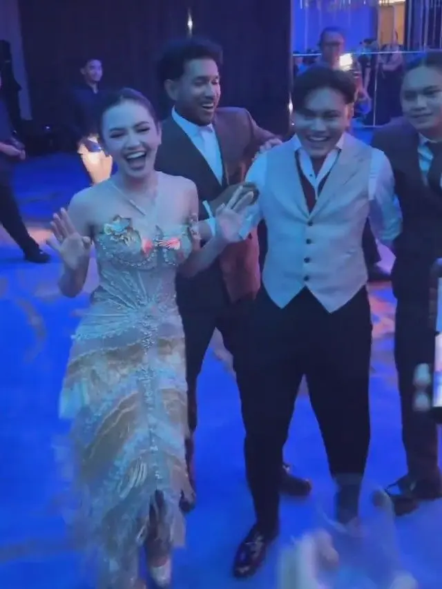 Gaun Rumbai-Rumbai Mahalini Saat After Pernikahannya Bersama Rizky Febian